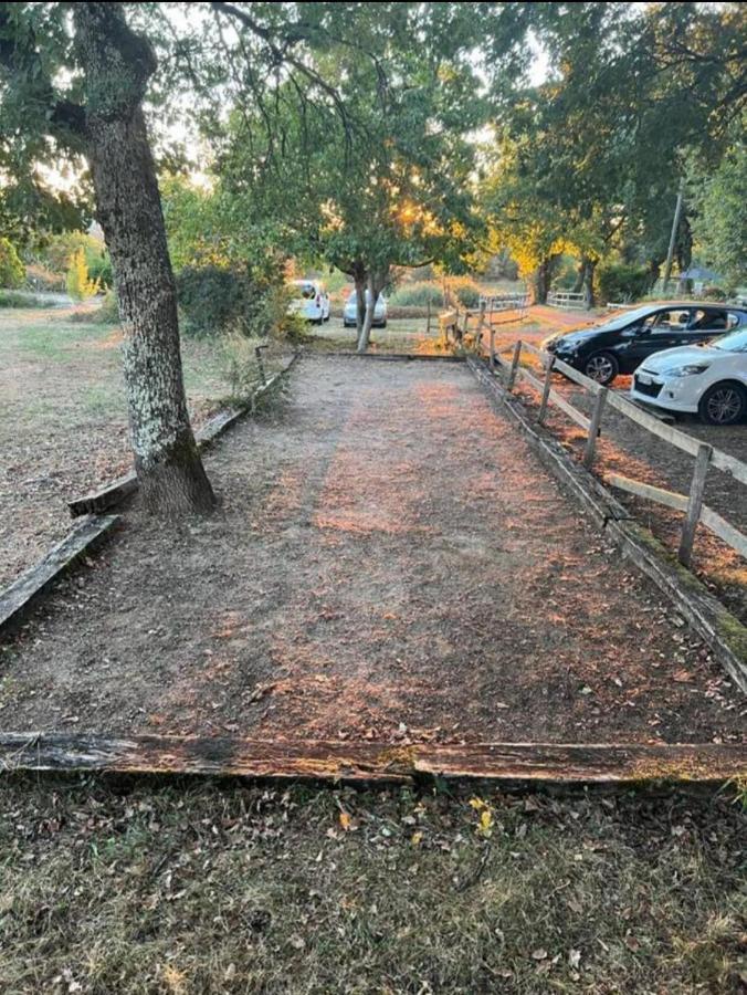 Emplacement Tente Camping Car Saint-Aubin-de-Nabirat Buitenkant foto