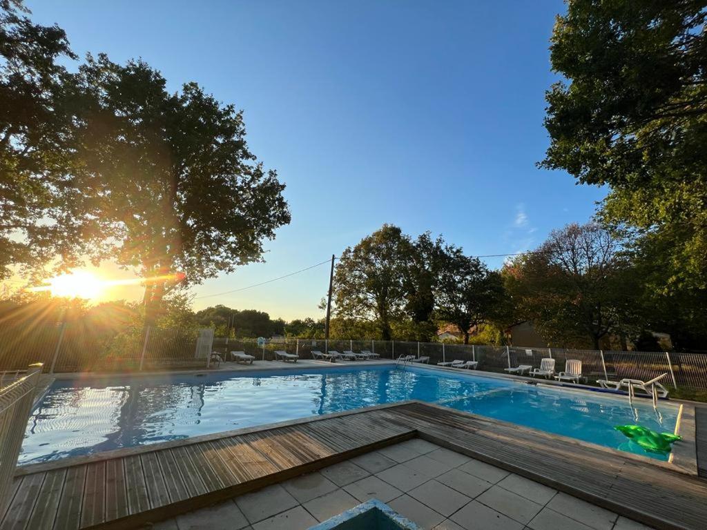 Emplacement Tente Camping Car Saint-Aubin-de-Nabirat Buitenkant foto